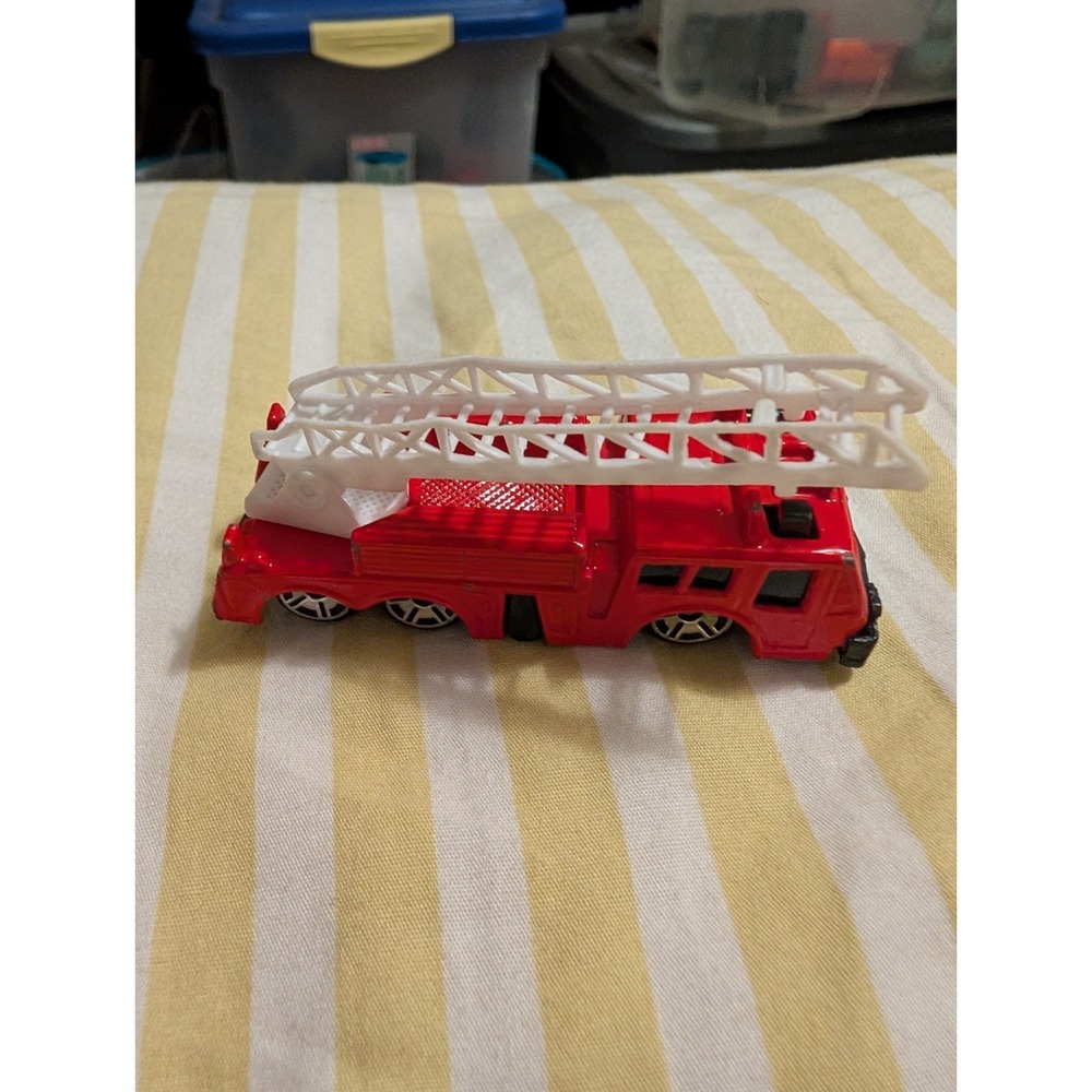 Maisto Fire Department Red Ladder Truck 1/64 Diecast